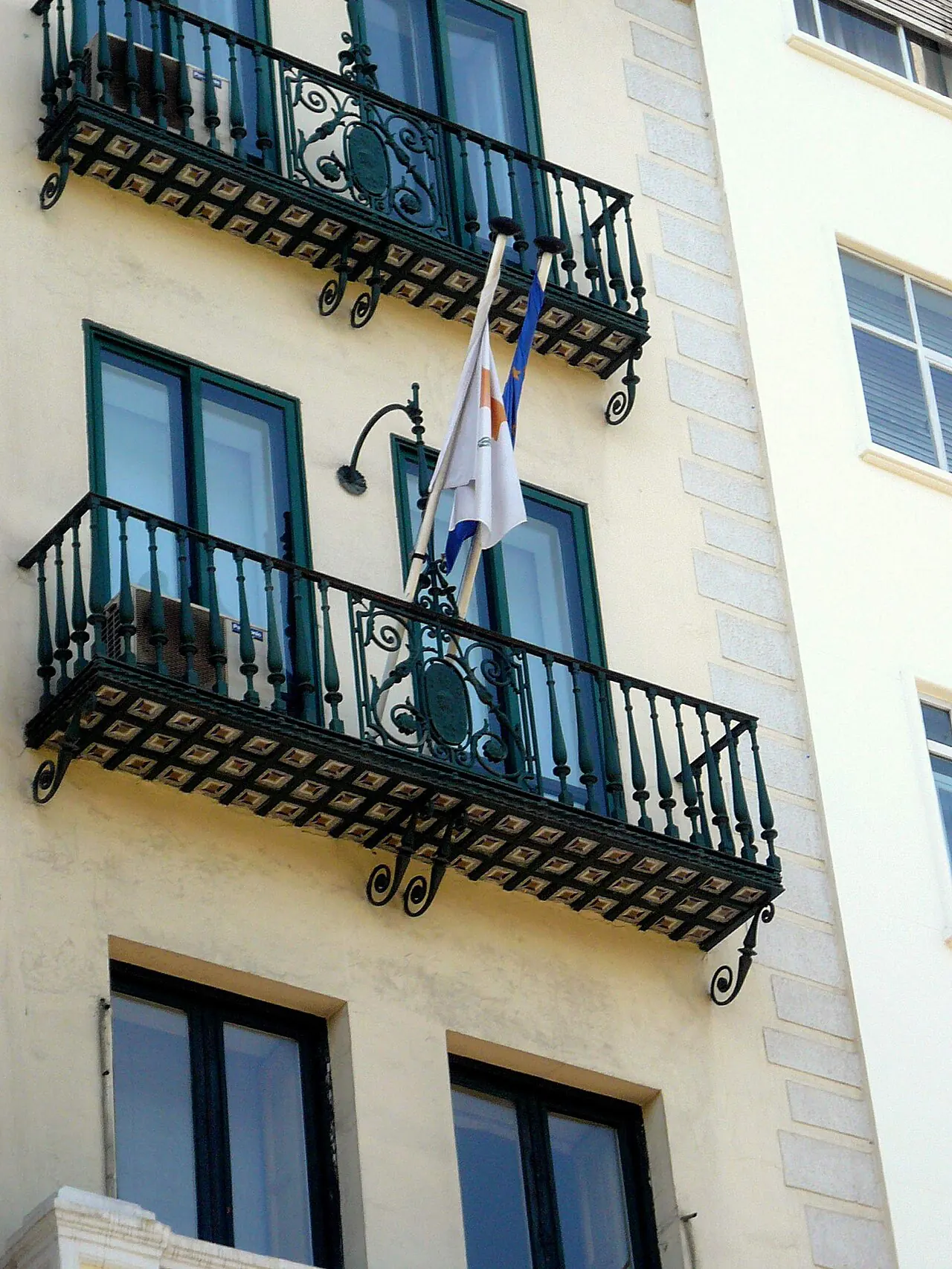 Balcones de hierro forjado en una fachada crema de Madrid