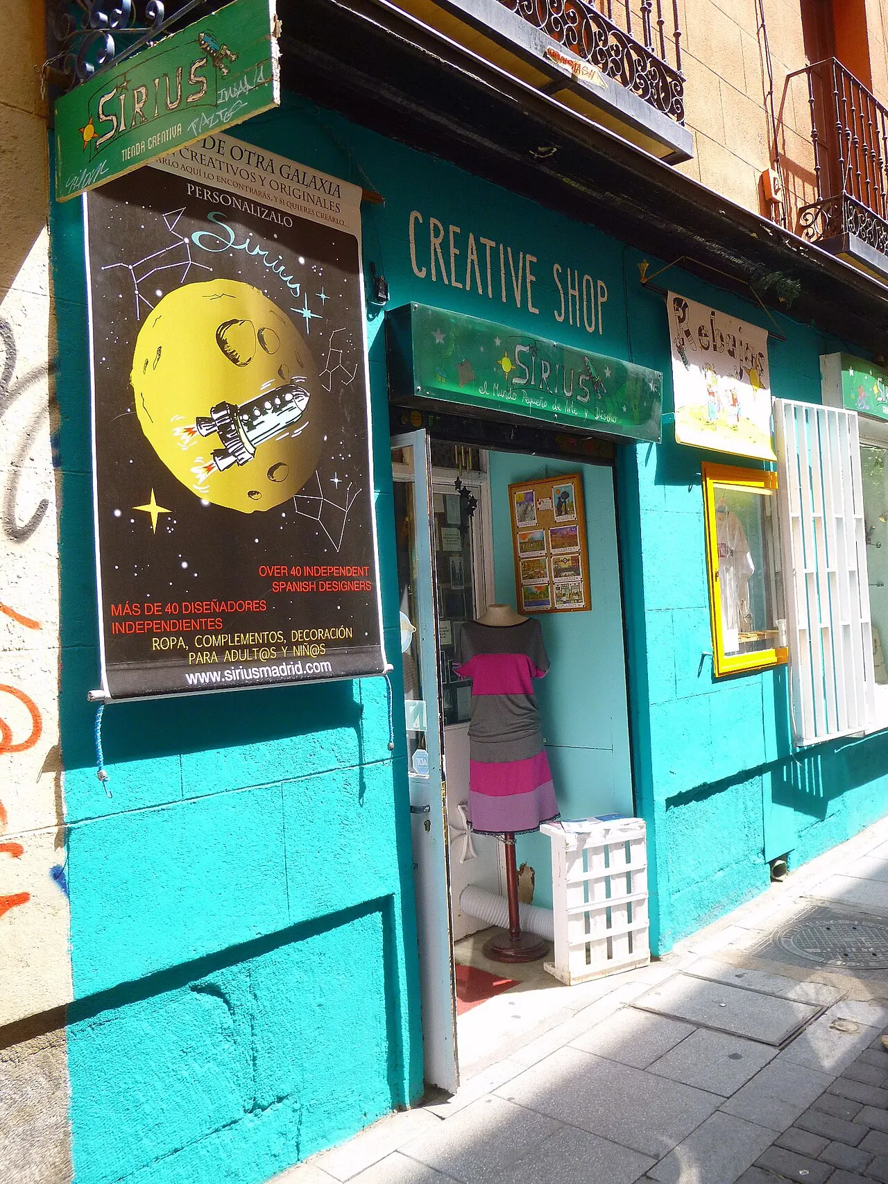 Una tienda turquesa en una calle de Malasaña