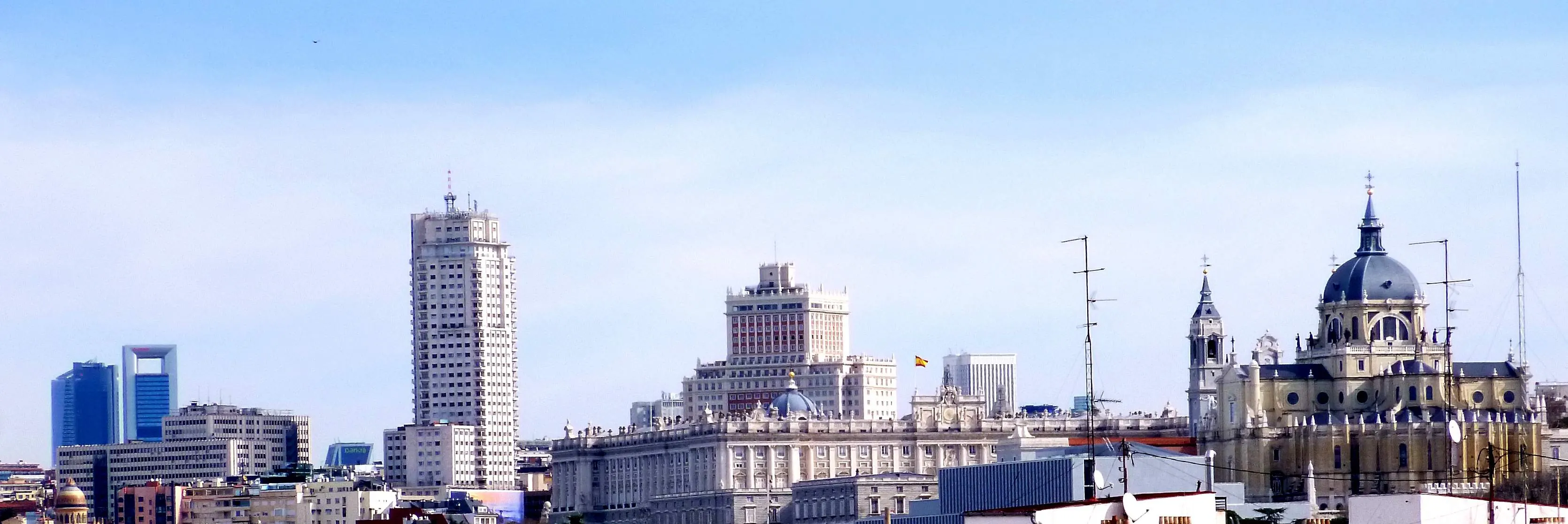 Panorámica de Madrid desde el Cerro de San Isidro, con la Torre de Madrid, el Palacio Real y la Almudena