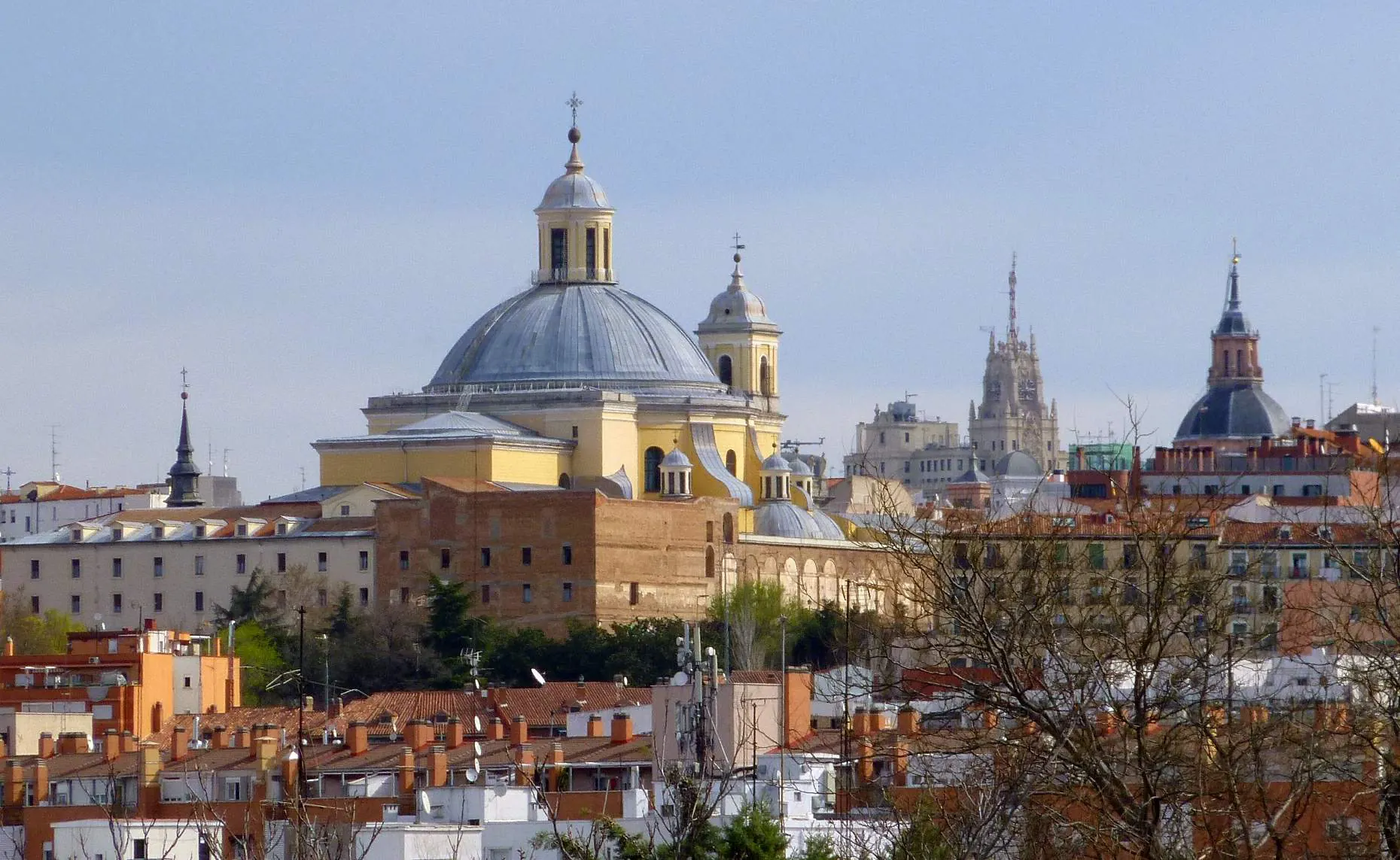 El perfil de Madrid desde el Cerro de San Isidro, con la cúpula de San Francisco el Grande y la catedral de la Almudena
